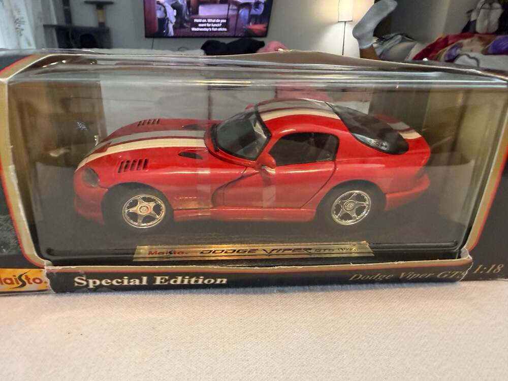 Maisto Special Edition 1996 Dodge Viper GTS 1:18 Scale Diecast Model